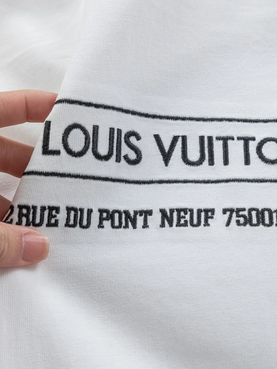 🅿️190 Louis Vuitton 1V LV lv slightly wide version S-XL LV 26ss new products are available at counters simultaneously. Multiple craftsmanship. Gold thread jacquard checkerboard letters on the chest🪡 embroidery. Round neck short-sleeved T-shirt, same style for men and women! Consigned to one-to-one creation. Synchronized with the official website, pure cotton fabrics at the counter! It is close to the skin and comfortable, durable and easy to wear. It has a classic and simple logo design and meticulous original craftsmanship. Short-sleeves, a must-have item for men, do not appear to be the same for the general public, but must be unique and eye-catching. This LV short-sleeve is all about quality, comfort, the same shape and fashion as always, including fabrics and cutting techniques. All of them have been made with great effort! 320 grams of washed pure cotton fabric, pure cotton is breathable, very refreshing and comfortable for daily wear. The rib knitting on the neckline is smooth and tight, and the neckline will not be skewed if you toss it at will. The loose version, you will find that it looks really good on the upper body. The overall is minimalist and neat, super versatile for daily use! Pair it casually with a pair of pants for a youthful look. A T-shirt will make your outfit crazy. It is a fashionable item that can never go wrong! Color: Black White Size: S-XL Size chart: S: Shoulder width 50-Bust 56-Length 70 M: Shoulder width 52-Bust 57-Length 72 L: Shoulder width 54-Bust 59-Length 74 XL: Shoulder width 56-Bust 62-Length 76